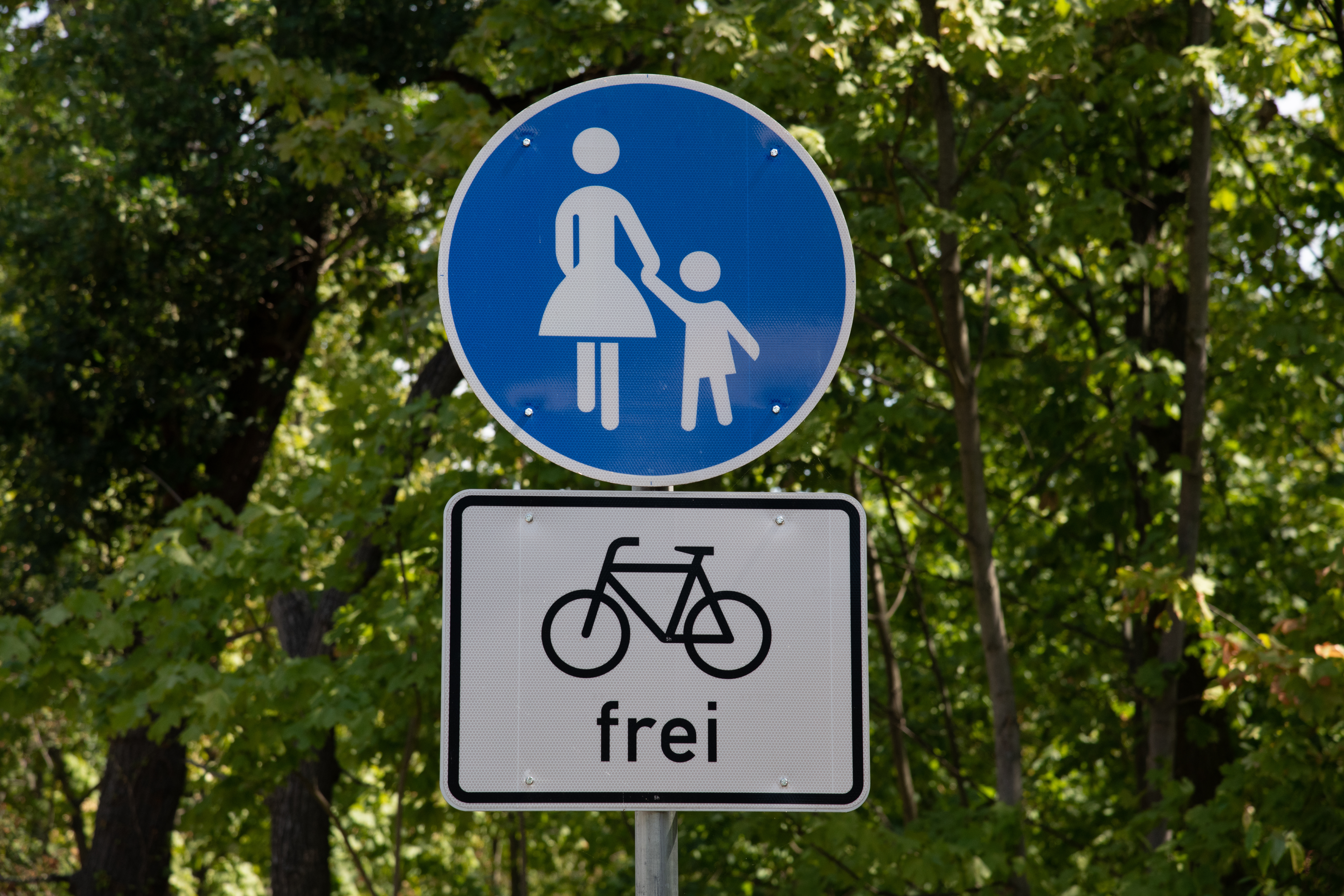 Zu sehen ist das Verkehrsschild "Radfahrende frei".